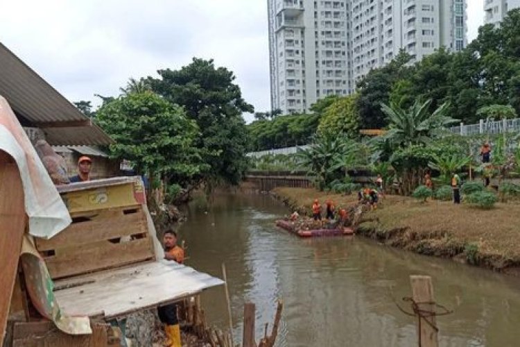 Pj Gubernur DKI Jakarta Tinjau Daerah Aliran Kali Pesanggrahan Di