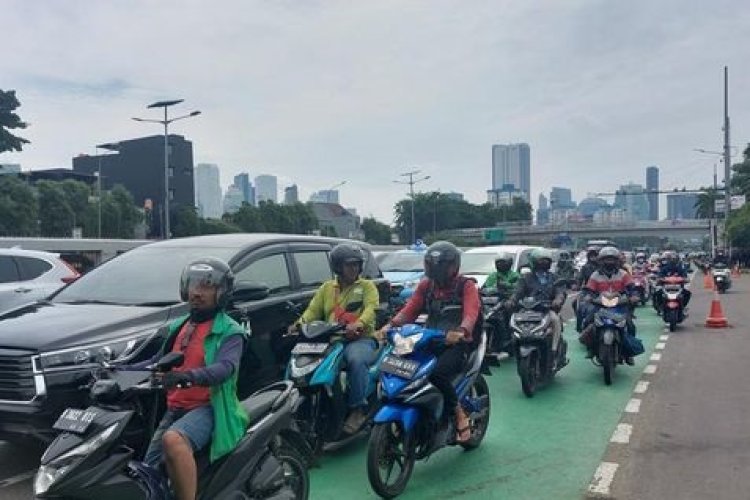 Jelang Demo Di Depan Gedung Dpr Pagar Kawat Berduri Dipasang Di Depan