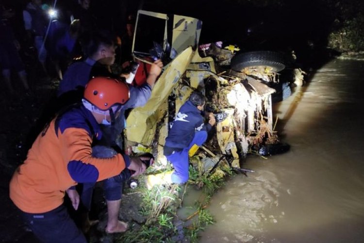 Miris! Truk Tebu Di Blitar Terseret Arus Sungai, 1 Orang Selamat 4 ...