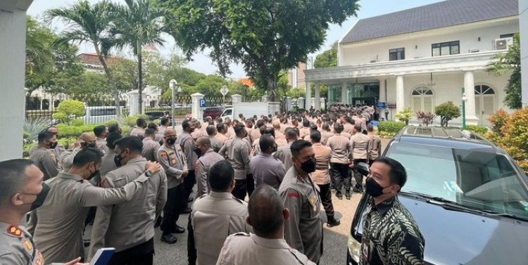 Rombongan Perwira Polisi Berbaris Antre Masuk Istana Negara Menghadap Jokowi