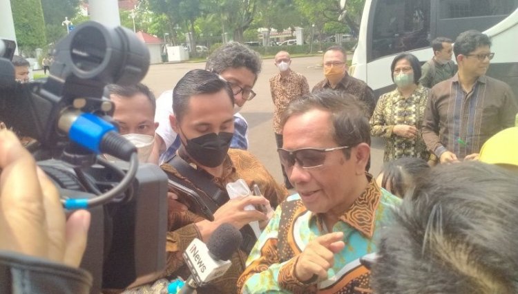 Mahfud Md Serahkan Hasil Investigasi Tragedi Kanjuruhan ke Jokowi di Istana