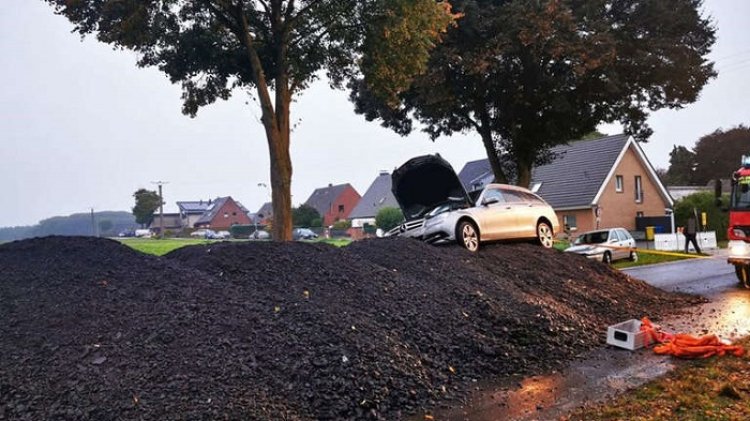 Mobil yang mendarat di tumpukan material di Jerman. Foto: Viersen Polizei