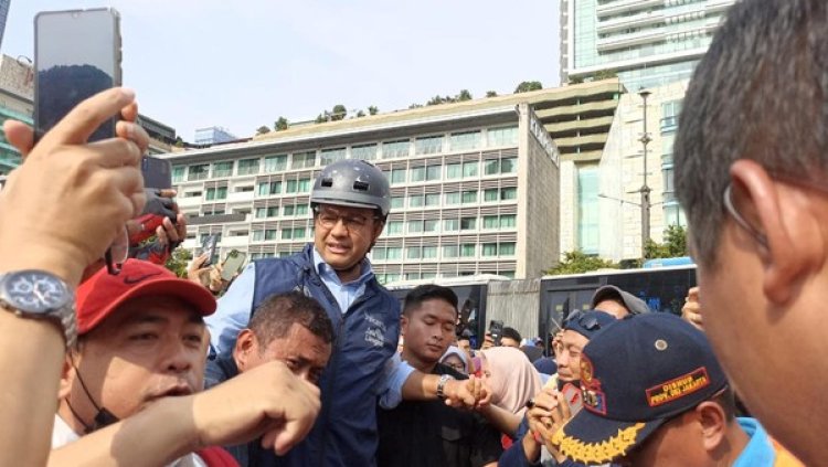 Hari Terakhir Jabat Gubernur DKI, Anies Diserbu Warga di Bundaran HI Untuk Foto Bersama-Bersalaman