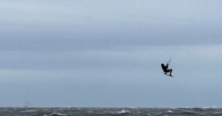 Sayap Bermasalah, Seorang Kitesurfer Menunggu Bantuan Selama Berjam-jam di Menara Norderney