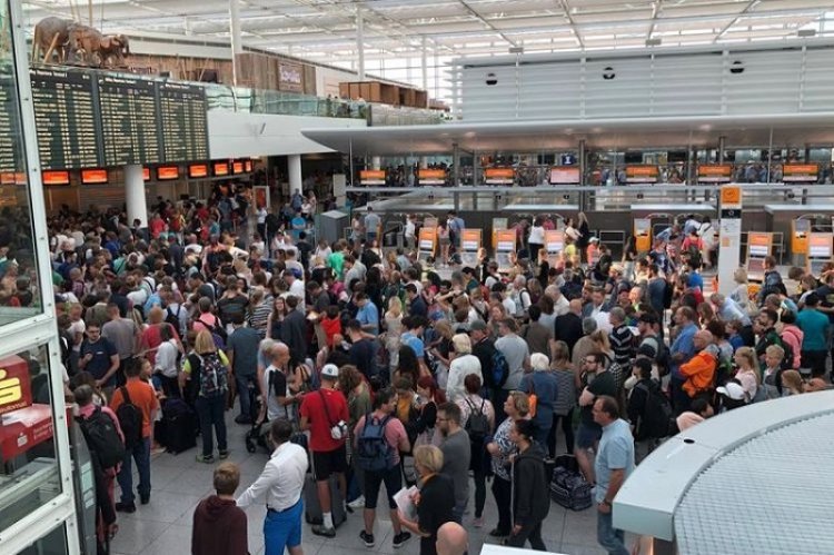 Bandara Munich yang ramai dengan penumpang pesawat. Foto: DEUTSCHE WELLE/TWITTER/@Enzo_Lorenzen