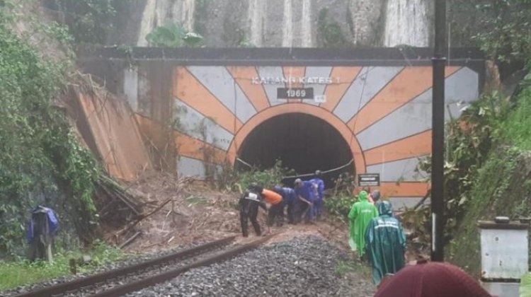 Jalur KA Malang Jakarta Terganggu Usai Mulut Terowongan Karangkates Longsor
