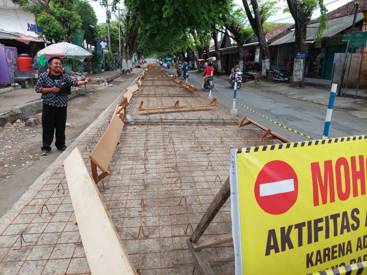 Pembangunan Jalan Cor Pasar Bangil Pasuruan Molor, Pedagang Merugi