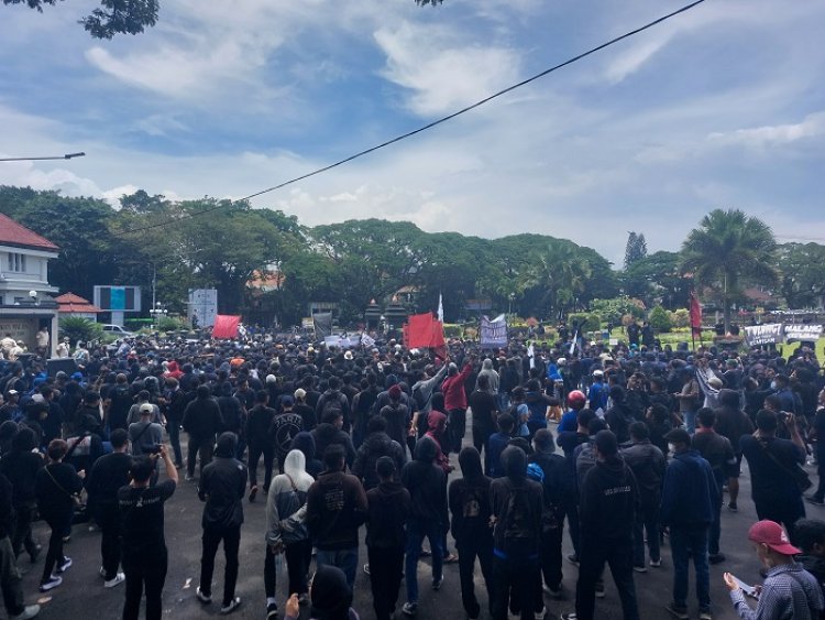 Aremania Gelar Aksi Diam di Kawasan Tugu Malang, Tuntut Usut Tuntas Tragedi Kanjuruhan!
