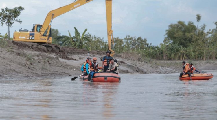 Upaya Antisipasi Banjir Tahunan, Bupati Gresik Susuri Kali Lamong