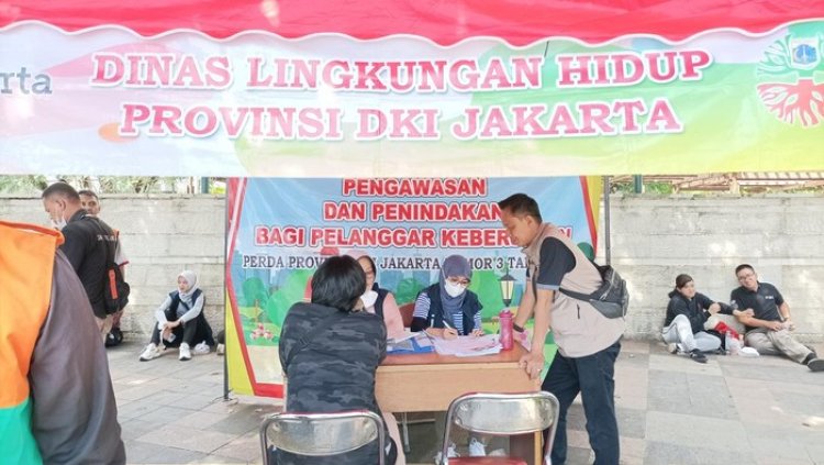 Awas! Jangan Buang Sampah Sembarangan di Jakarta, 3 Pengujung CFD Bundaran HI Kena Denda Rp 500 Ribu