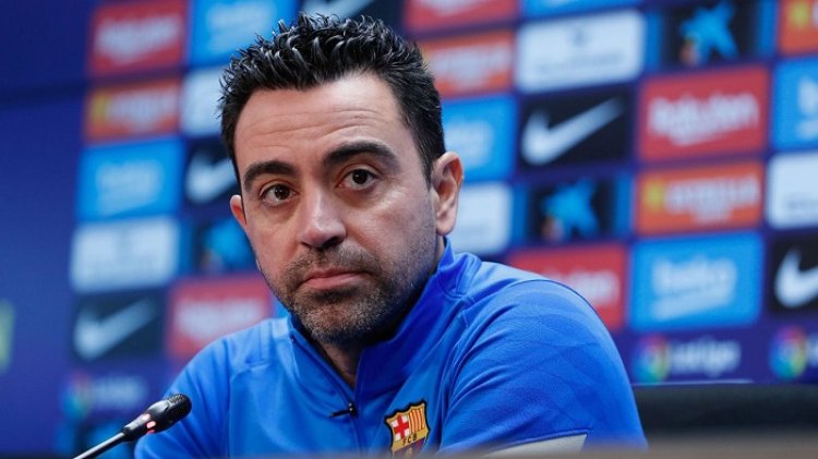 Xavi dalam sebuah konferensi pers. Foto: Getty Images/Football Espana