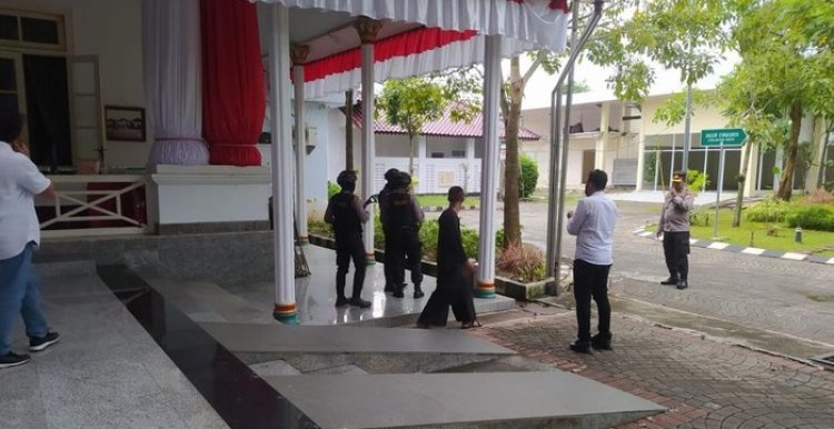 Selain Kantor Pemkab, KPK Juga Geledah Disdag dan Pendopo Agung Bupati Bangkalan