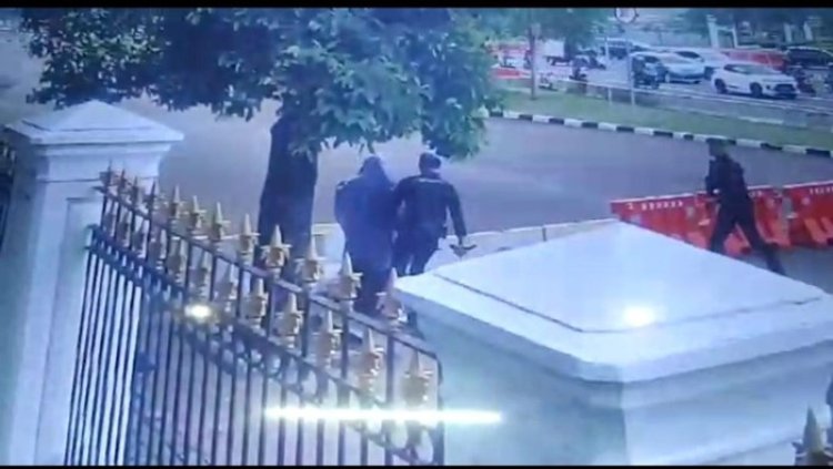 Terekam CCTV, Momen Wanita Berusaha Terobos Istana Lalu Todongkan Pistol ke Paspampres