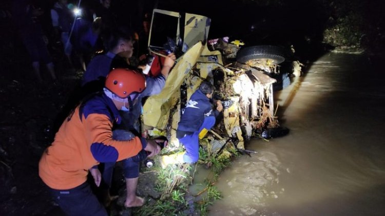 Miris! Truk Tebu di Blitar Terseret Arus Sungai, 1 Orang Selamat 4 Hilang
