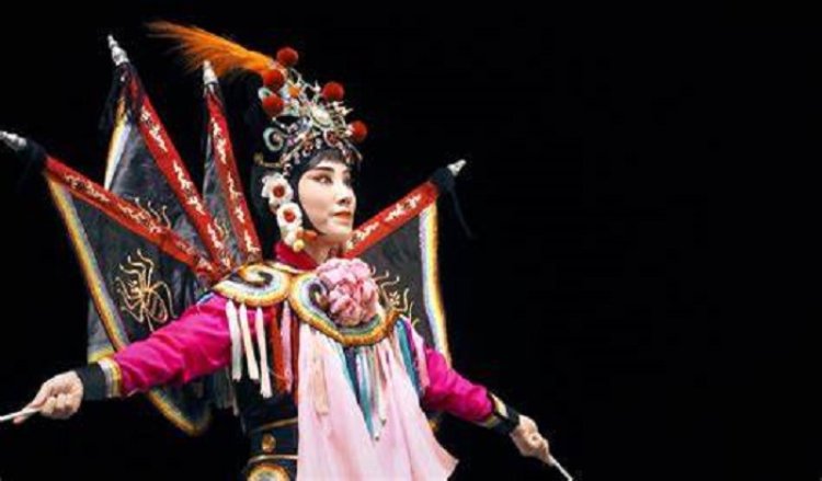 Penggemar Kelas Opera Jinju dapat Menikmati Penampilan di Centennial Schools
