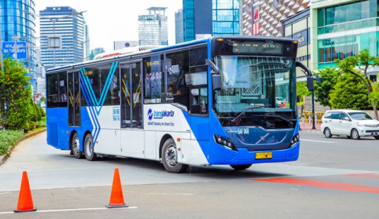 Bus TransJ Tersendat di Perlintasan KA, Penumpang Panik Pecahkan Kaca Belakang Bus