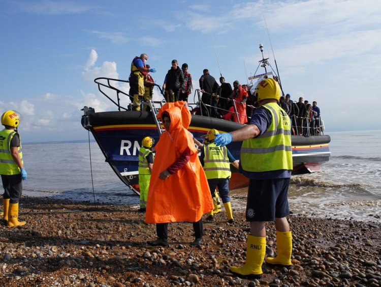 Otoritas Penjaga Pantai Perancis Selamatkan Lebih dari 200 Pengungsi di Selat Inggris