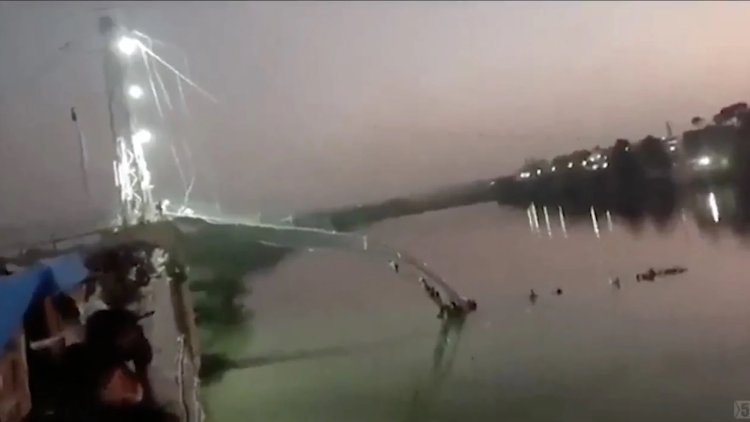 Jembatan di India Ambrol, 130 Orang Dikabarkan Tewas