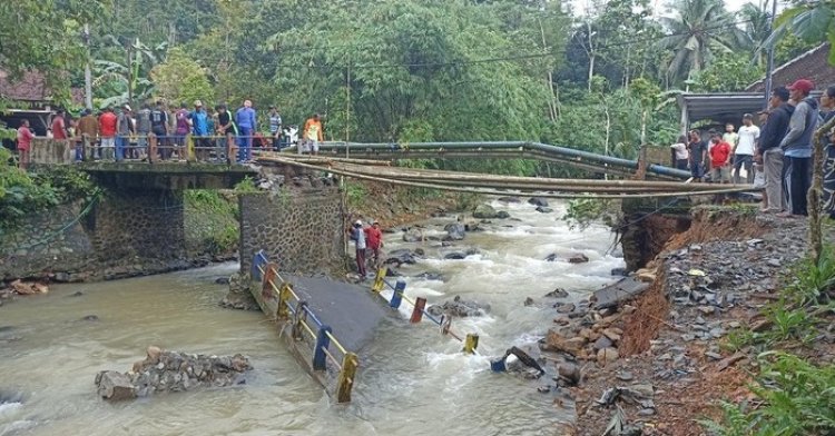Jembatan di Trenggalek Ambruk Diterjang Banjir Bandang, Ribuan Warga Terisolir