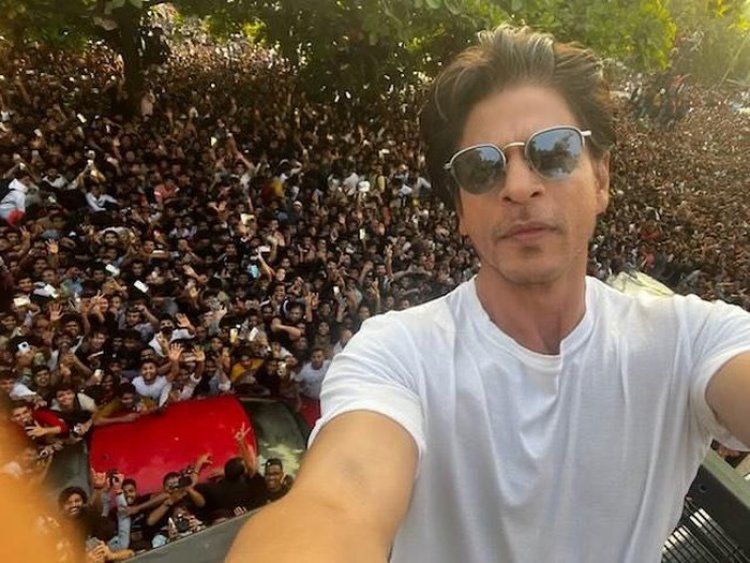 Ultah ke-57, Rumah Shah Rukh Khan Diserbu Ribuan Fans
