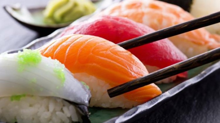Ikan mentah yang digunakan untuk sushi. Foto: Getty Images