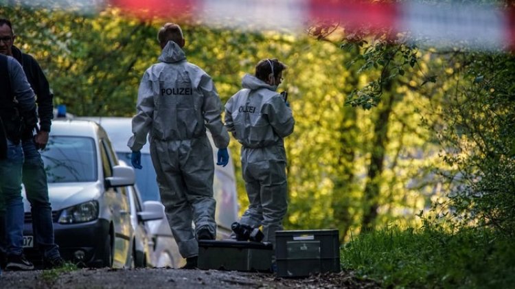 Petugas di lokasi mayat tamu hotel ditemukan. Foto: SDMG/Getty Images