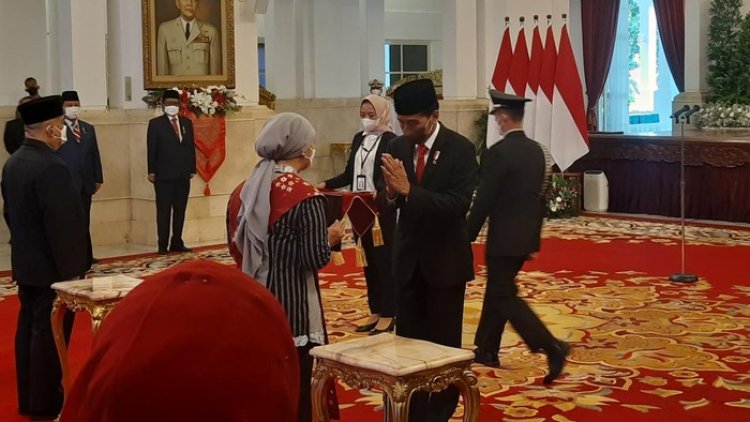 Jokowi Anugrahi Gelar Pahlawan Nasional ke Lima Tokoh, Ada dr Soeharto Hingga Ahmad Sanusi