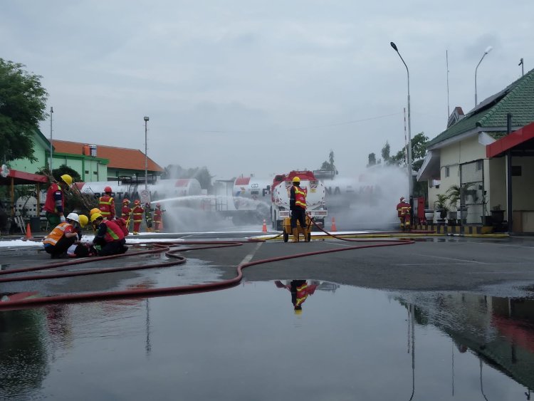 Aksi Dramatis Penyelamatan Truk Tangki Pertamina yang Terbakar usai Tabrak Gerbong RTW di Fuel Terminal Madiun