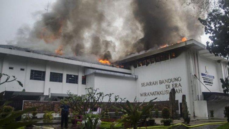 Polisi Dalami Penyebab Kebakaran di Balai Kota Bandung