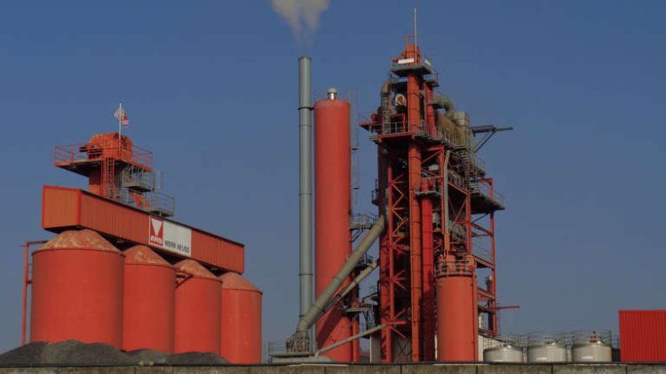 Duh! Pekerja Pabrik Produsen Aspal di Jerman Terjatuh ke Kilang Pencampuran Aspal Panas