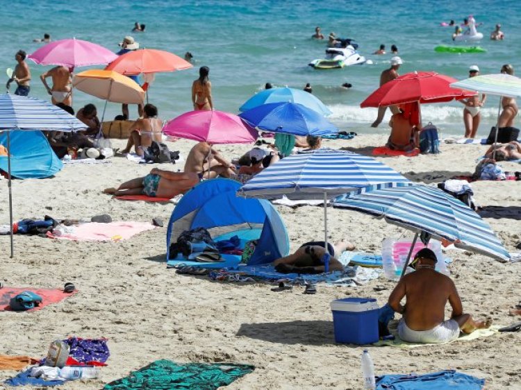 Bersantai di pantai pulau Mallorca adalah salah satu impian banyak orang di dunia. (Clara Margais/Getty Images)