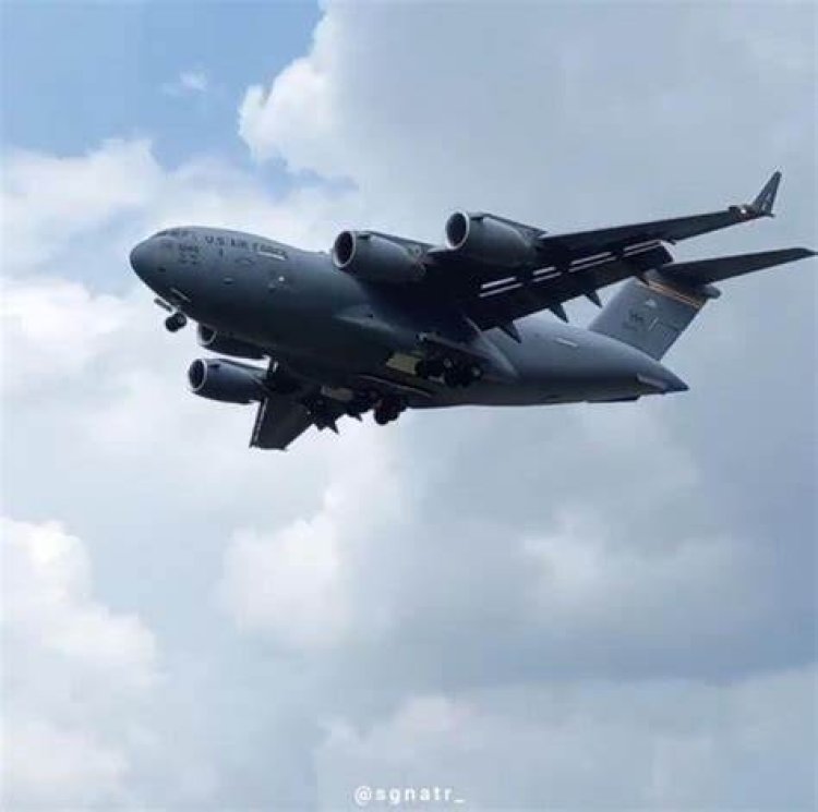 Pesawat Jumbo Milik AS Bikin Heran Warga Bali
