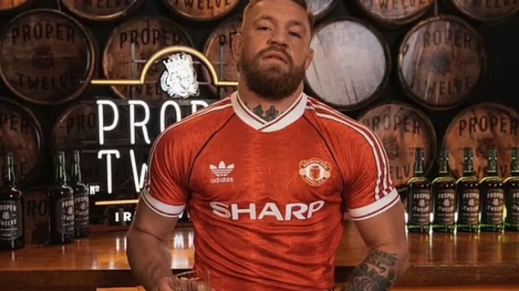 Conor McGregor mengenakan jersey Manchester United. (Instagram.com/Getty images)
