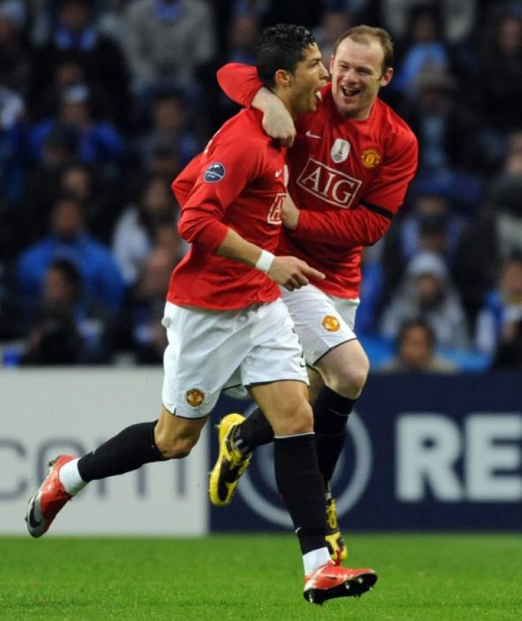 Mantan rekan tim terbaik. Cristiano Ronaldo (kiri) dan Wayne Rooney bermain bersama untuk Setan Merah dari 2004-2009. (Getty Images)