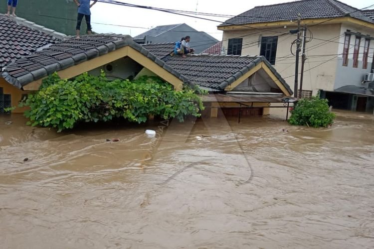 Duh! Rumah Warga di Garut Terendam Banjir Akibat Sungai Cikawung Meluap