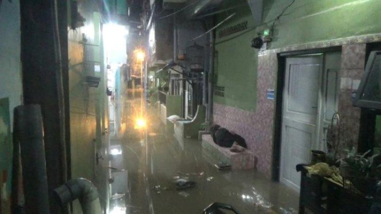 Kali Ciliwung Meluap, Permukiman Warga di Kebon Pala Terendam Banjir hingga 1,2 M