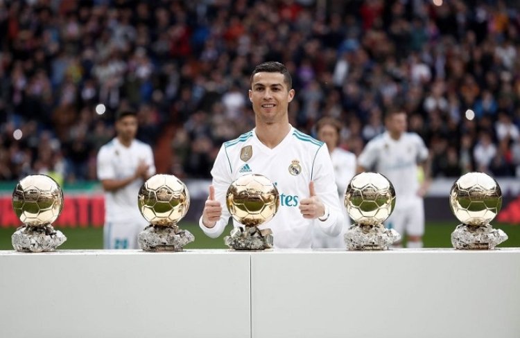 Cristiano Ronaldo, peraih 5 Ballon d'Or dikatakan tidak memberi selamat kepada Benzema. (Getty Images)