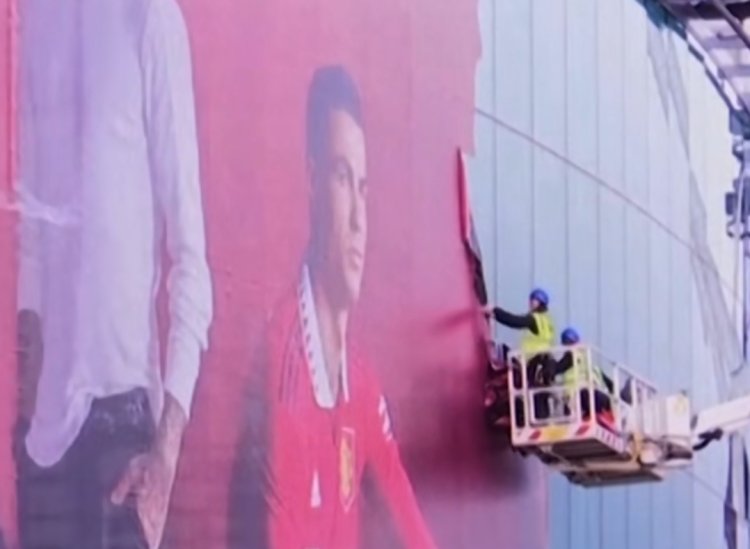 Heboh! Poster Cristiano Ronaldo di Old Trafford Dicopot, Begini Faktanya