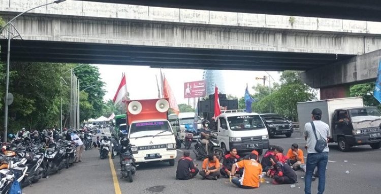 Massa Buruh Kumpul di Bundaran Waru, Gelar Demo di Depan Kantor Gubernur Jatim