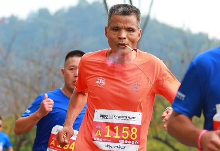Viral! Kakek Berusia 52 Tahun Lari Marathon dengan Sebatang Rokok di Mulutnya