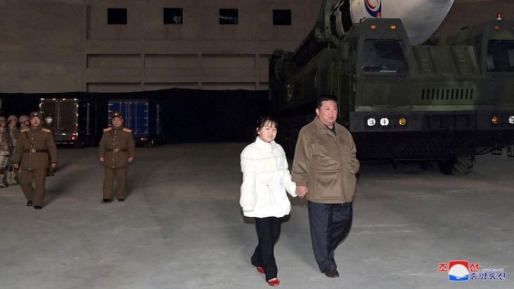 Penampakan Kim Jong-Un Gandeng Putrinya Pertama Kali Tampil di Depan Publik