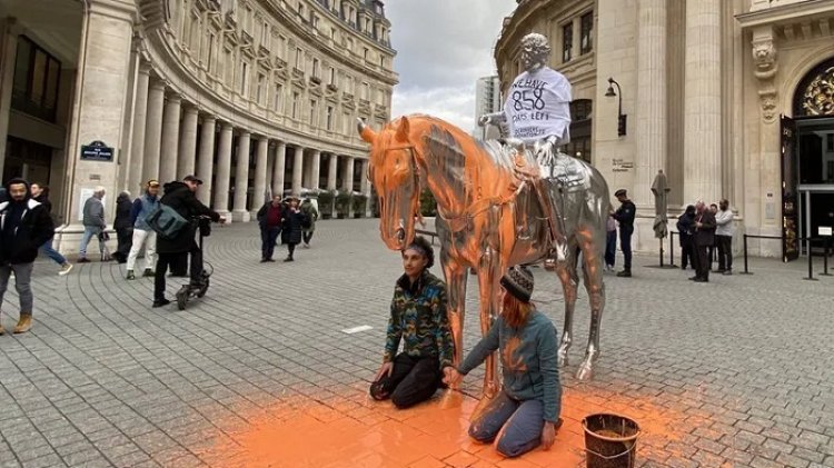 Aktivis Iklim Kembali Beraksi, Kini Semprotkan Cat pada Patung Kuda di Paris