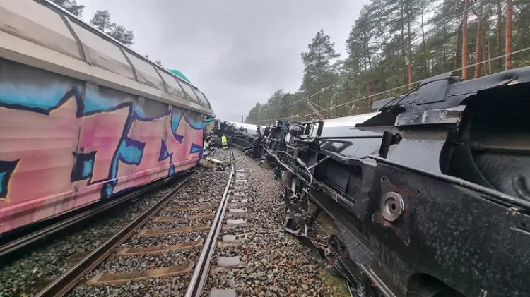 Beberapa gerbong rusak dalam kecelakaan kereta barang. (dpa/Bildfunk)