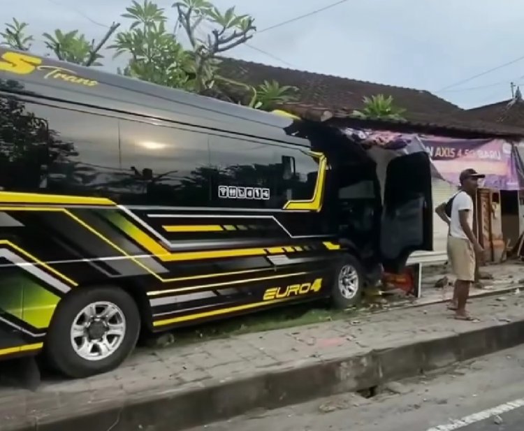 Minibus Tabrak Rumah Warga di Bali, Diduga Sopir Mengantuk