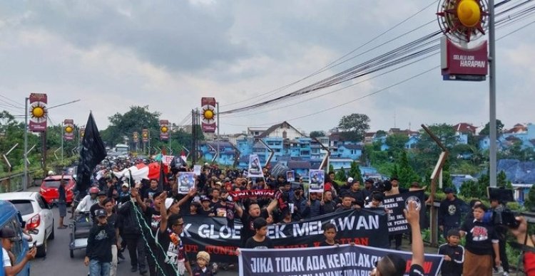 Ribuan Aremania Mulai Mulai Long March, Desak Usut Tuntas Tragedi Kanjuruhan