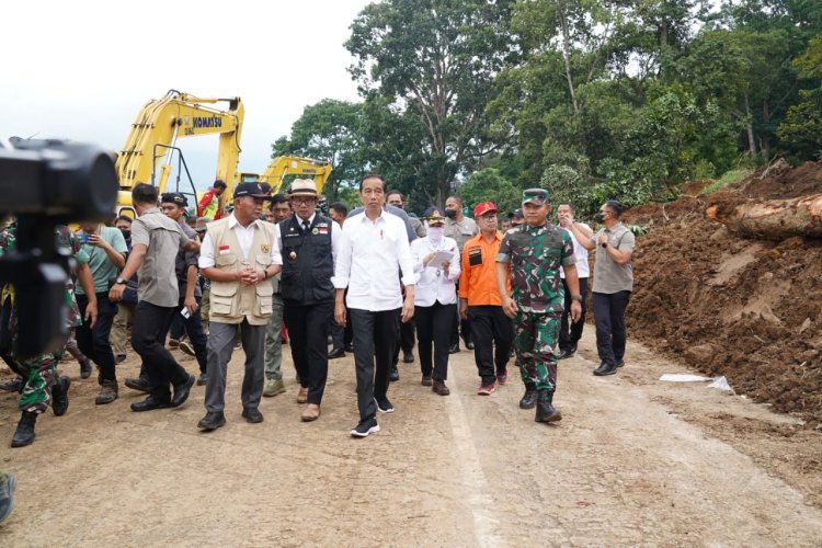 Tiba di Lokasi Gempa Cianjur, Presiden Joko Widodo Instruksikan  Penanganan Korban