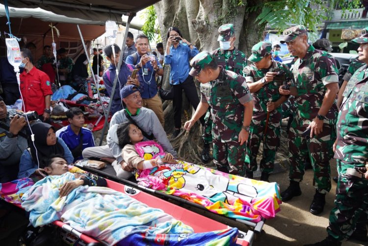 Kunjungi korban Gempa Cianjur, Kasad Dudung Beri Santunan Pada Korban
