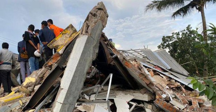Alat Berat Diterjunkan untuk Keruk Timbunan Longsor Gempa Cianjur di Cugenang