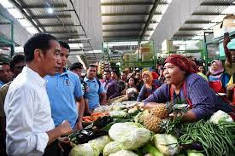 Presiden Jokowi Kunjungi Pasar Colomadu di Kabupaten Karang Anyar Jawa Tengah, Mengecek Harga Sembako Jelang Akhir Tahun