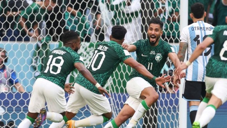1Arab Saudi merayakan gol kedua mereka. (Ian MacNicol/Getty Images)
